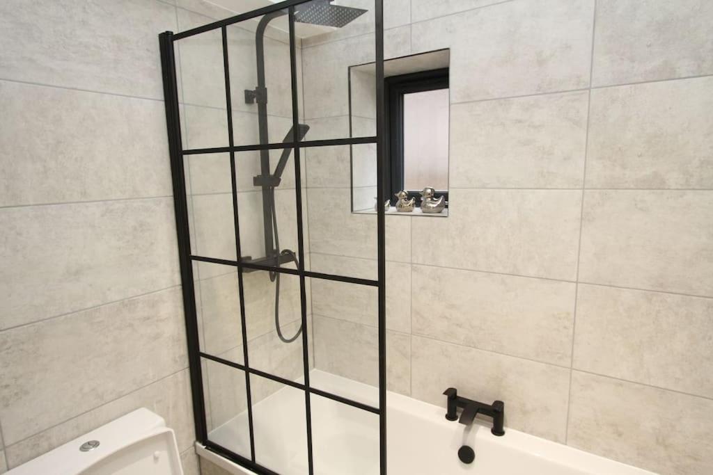 Lovely One Bed Apartment-Near All Transport-Village-Freeparking Londýn Exteriér fotografie